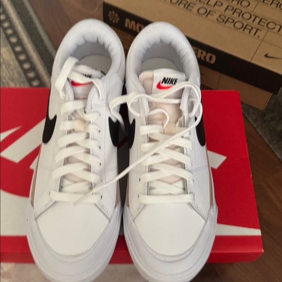 Women’s Nikes - Picture 2 of 6